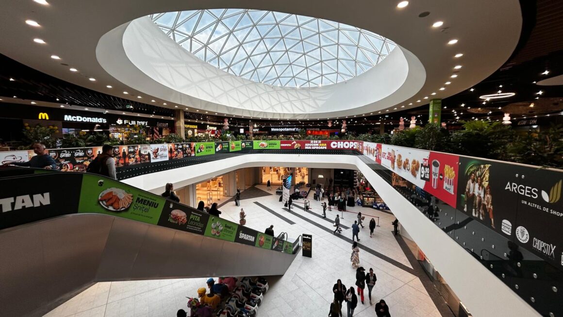 Piața de retail din România câștigă teren, chit că economia scade