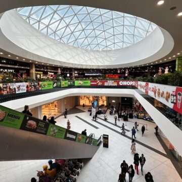 Piața de retail din România câștigă teren, chit că economia scade