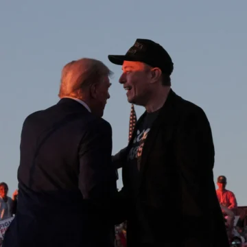Donald Trump și Elon Musk fac concedieri în masă