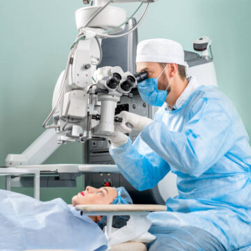 Oftalmolog.jpg Medicii din UK vindecă copiii nevăzători printr-un tratament inovator