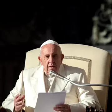 Papa Francisc a fost INTERNAT la un spital din Roma