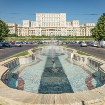 Oamenii nu mai au încredere în stat, ci în companii