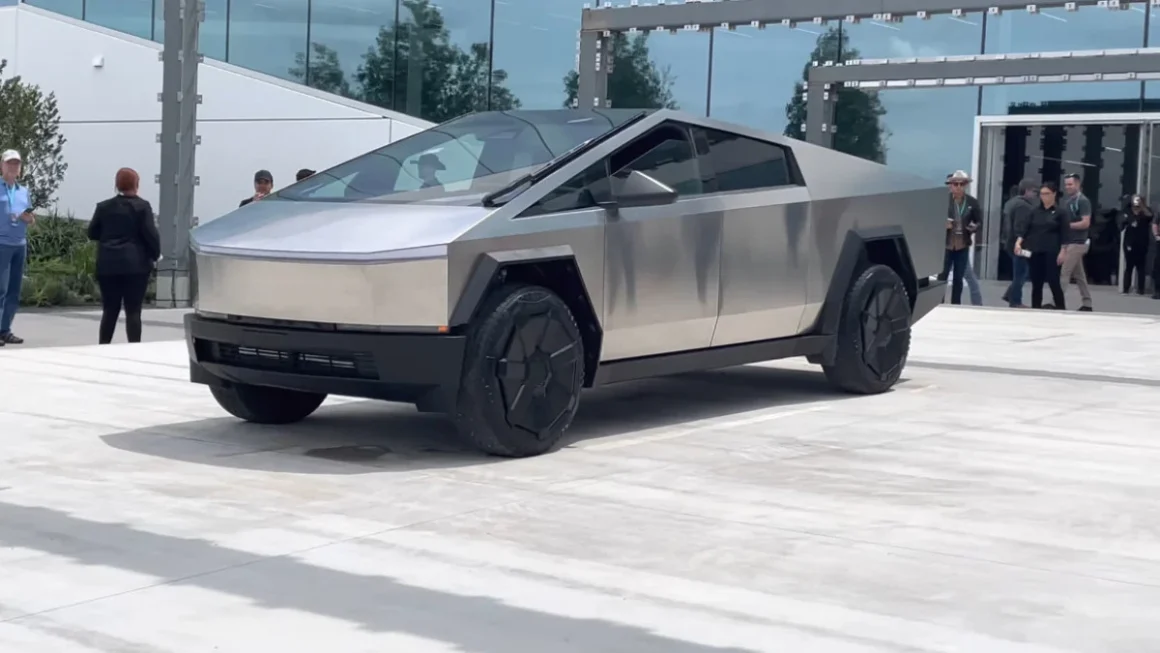 Vânzările Tesla au scăzut la jumătate în Europa
