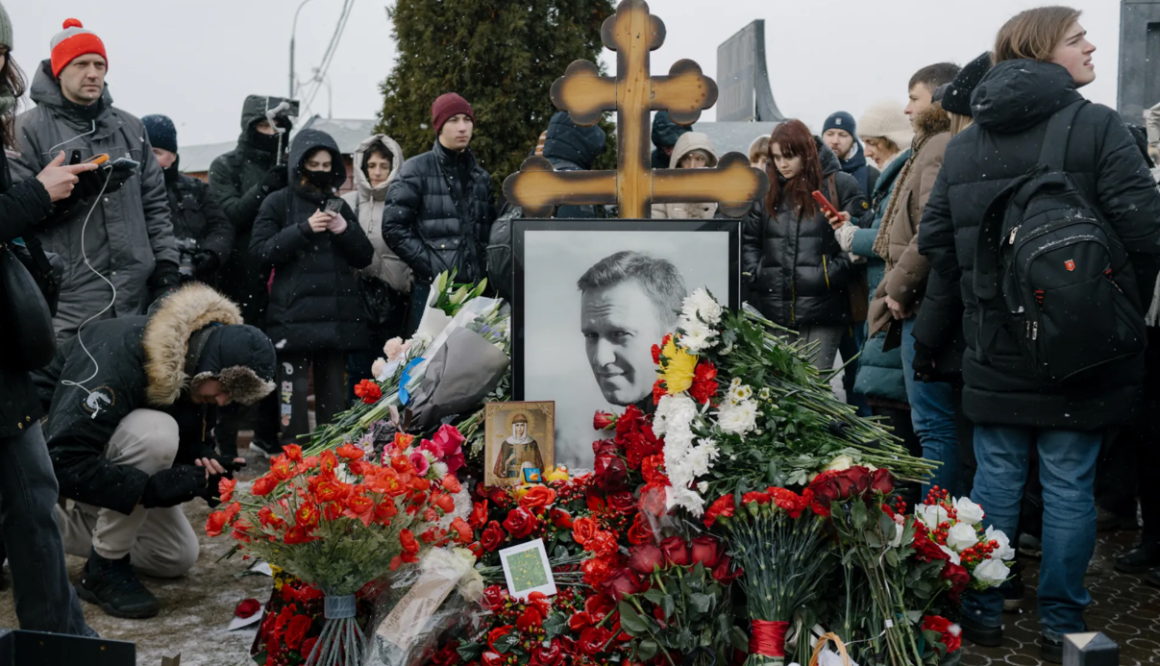 Rușii nu l-au uitat pe Alexei Navalnîi. La un an de la moartea disidentului, oamenii depun flori la mormântul său și la memorialele din Rusia