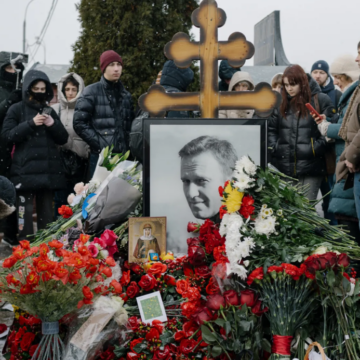 Rușii nu l-au uitat pe Alexei Navalnîi. La un an de la moartea disidentului, oamenii depun flori la mormântul său și la memorialele din Rusia