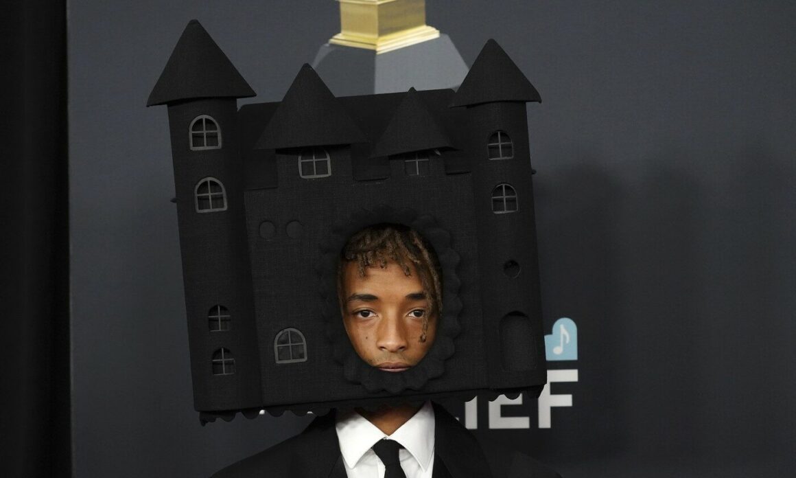 Premiile Grammy 2025. Apariția uluitoare a lui Jaden Smith pe covorul roșu! A purtat un castel pe cap, proiectat de un designer cu origini românești