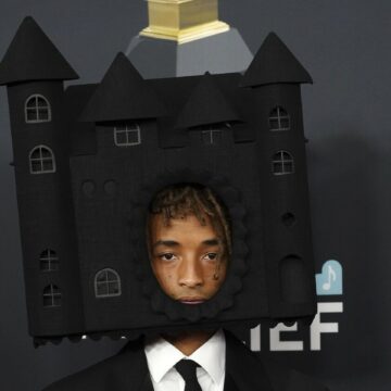 Premiile Grammy 2025. Apariția uluitoare a lui Jaden Smith pe covorul roșu! A purtat un castel pe cap, proiectat de un designer cu origini românești
