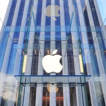 Trump solicită companiei Apple să pună capăt POLITICILOR de diversitate, în contextul în care majoritatea acționarilor au votat în favoarea acestora