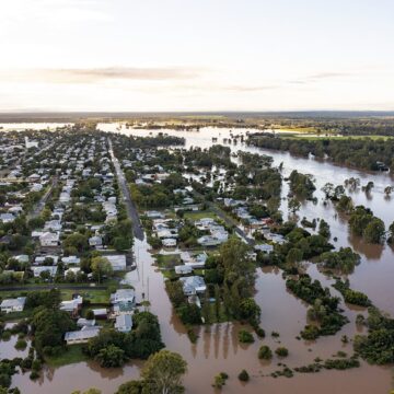 INUNDAȚII devastatoare în Australia. O persoană a murit. Cetățenii sunt avertizați de pericolul crocodililor