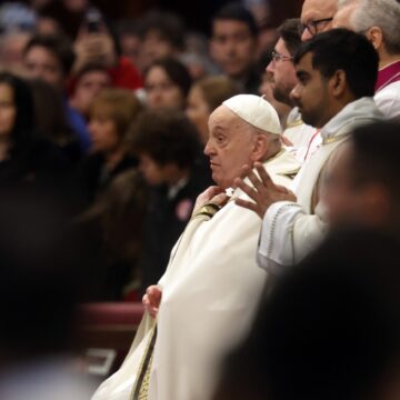 Papa Francisc și-a întrerupt astăzi citirea liturghiei din cauza unor probleme de respirație