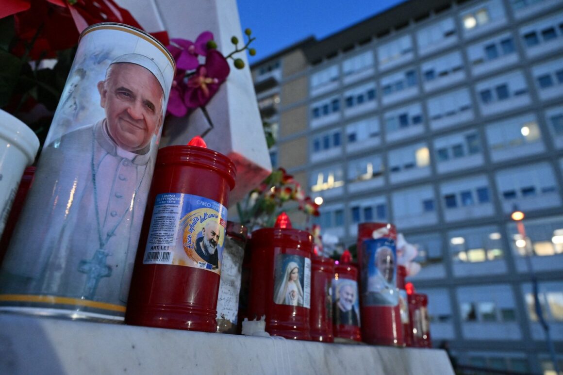 Starea de sănătate a Papei Francisc s-a înrăutățit în ultimele 24 ore