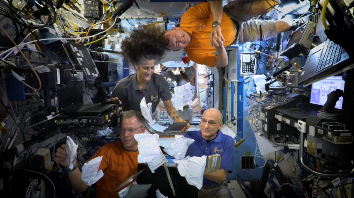 Astronauții NASA se întorc pe Pământ cu capsula SpaceX Dragon