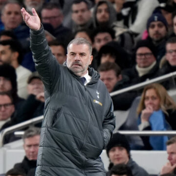 Radu Drăguşin se poate trezi cu alt antrenor când revine pe gazon. Ange Postecoglou a fost băgat în şedință