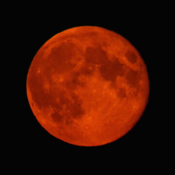 Spectacolul celest „Luna sângerie” a avut loc azi dimineață