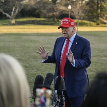 Trump vrea „pace imediată” în UCRAINA și critică atitudinea lui Zelenski /Președintele SUA afirmă că Putin este favorabil opririi războiului