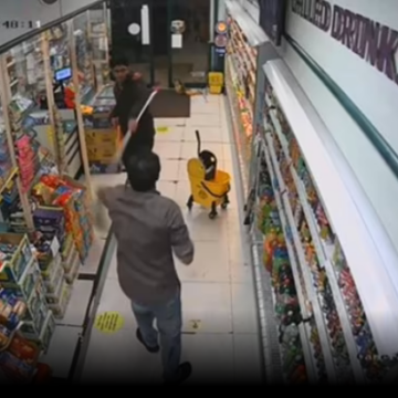 Angajatul unui magazin s-a apărat cu mopul în fața unui bărbat înarmat cu un cuțit. Momentul a fost surprins de o cameră de supraveghere
