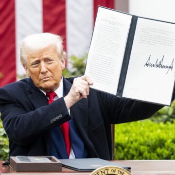 Taxele comerciale impuse de Trump sunt o urgență economică pentru americani /Vor avea impact negativ asupra veniturilor