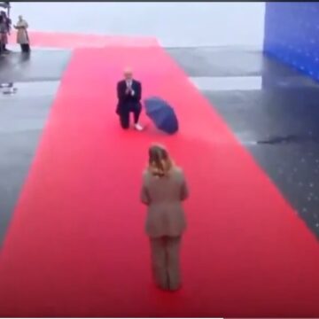Scenă de film la Summit-ul de la Tirana. Premierul Albaniei, în genunchi, pe covorul roșu, în faţa Giorgiei Meloni. Imagini de colecție