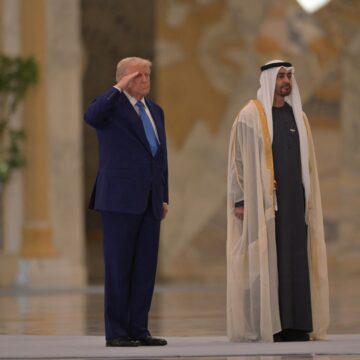 Graba lui Trump de a semna contracte în domeniul inteligenței artificiale în Arabia Saudită și EAU generează preocupări în SUA