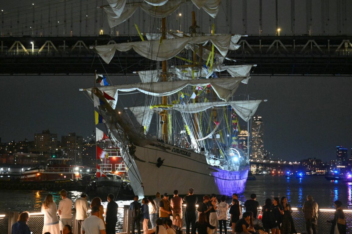 Tragedie la New York. Două persoane au murit, după ce velierul Cuauhtémoc al Marinei mexicane s-a lovit de podul Brooklyn