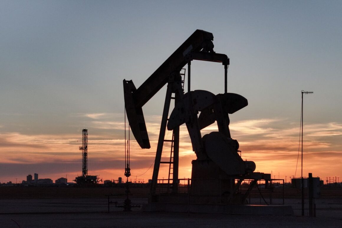 09fd7eaaced20048463891da856147ba4afd44011f1a4217988a5ca7be5459bf.jpg Prețul petrolului crește cu 7% după atacurile dintre Israel și Iran