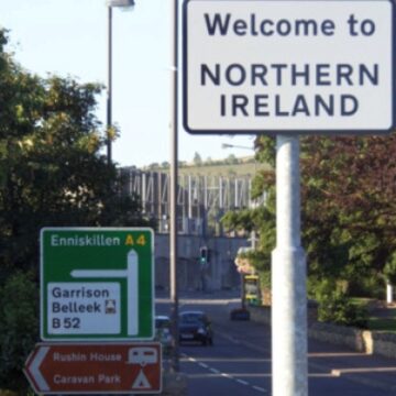 2-irlandadenord.jpg A doua seară de VIOLENȚE în Irlanda de Nord, după o tentativă de viol comisă de doi adolescenți români