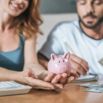 Bani.webp.webp În 41% dintre cupluri, un partener ascunde chestiuni legate de bani