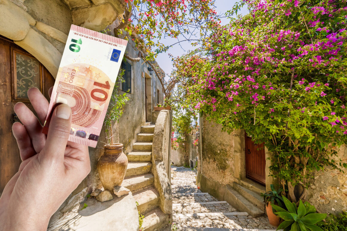 cat-a-platit-o-femeie-pentru-taxe-si-reparatii-dupa-ce-a-cumparat-6-case-cu-nici-1-euro-bucata-scaled.jpg Vacanțele în Italia sunt din ce în ce mai scumpe. Cât ar putea să plătească o familie pentru o săptămână, în această vară