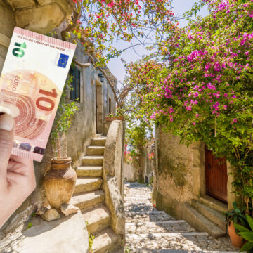 cat-a-platit-o-femeie-pentru-taxe-si-reparatii-dupa-ce-a-cumparat-6-case-cu-nici-1-euro-bucata-scaled.jpg Vacanțele în Italia sunt din ce în ce mai scumpe. Cât ar putea să plătească o familie pentru o săptămână, în această vară