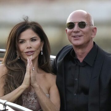 lauren-sanchez-jeff-bezos-profimedia-1016086969.jpg Cât costă rochia de mireasă purtată de Lauren Sanchez. Designerii au lucrat peste 900 de ore la ea