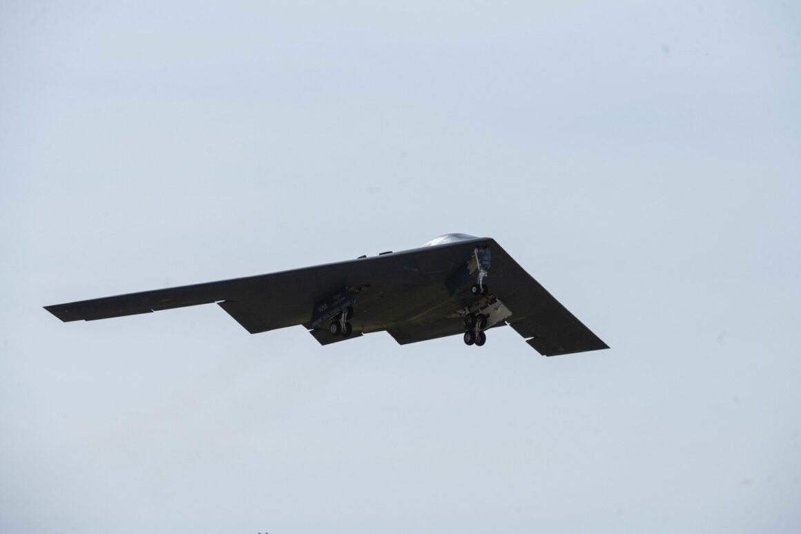 profimedia-0980013464.jpg Bombardiere B-2, capabile să poarte bombe anti-buncăr, au decolat din SUA deasupra Pacificului