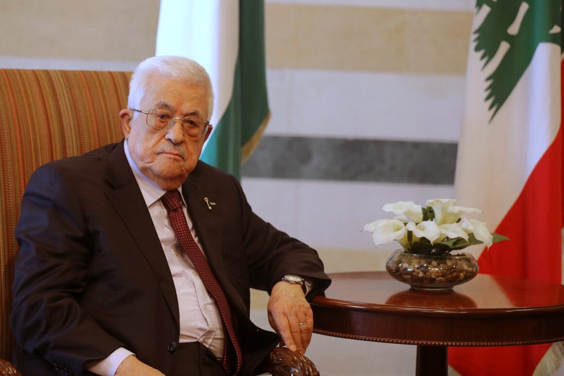profimedia-1002035878.jpg Președintele Autorității Palestiniene susține DEMILITARIZAREA grupării Hamas și excluderea acesteia de la viitoarea guvernare