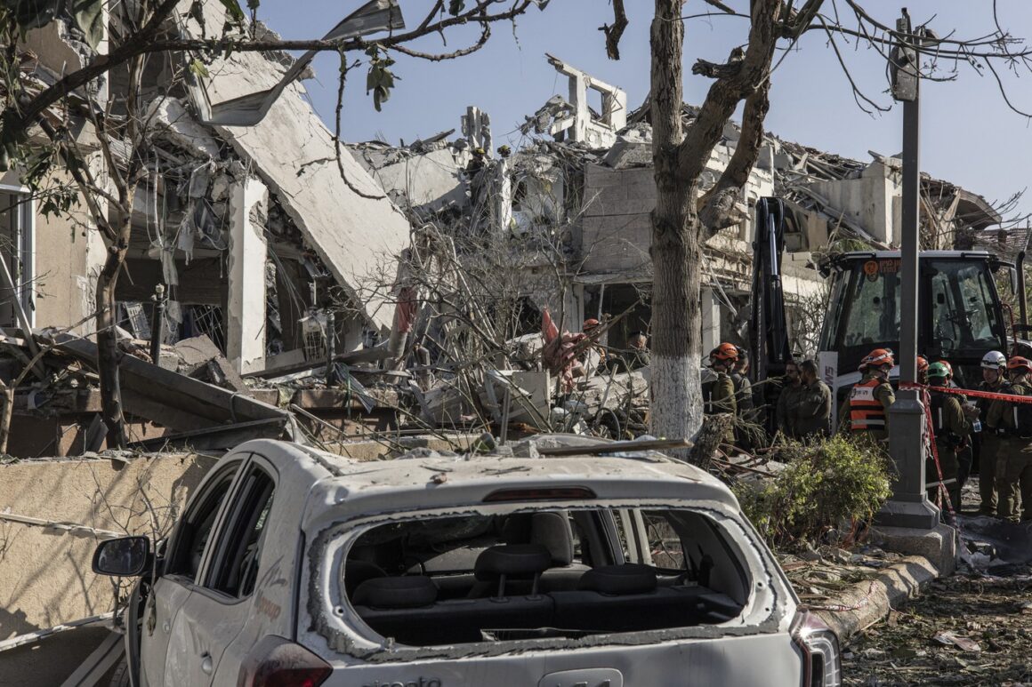 profimedia-1010760812.jpg Israelul continuă confruntările cu Iranul și va intensifica bombardamentele în Teheran /Trei morți și zeci de răniți pe teritoriul israelian