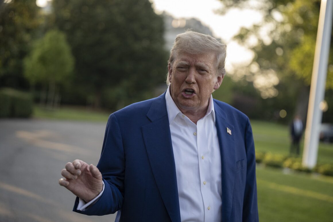 profimedia-1014484280.jpg Experții Casei Albe estimează că deficitul va scădea prin programele fiscale aplicate de Trump /Sectorul privat este sceptic