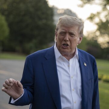 profimedia-1014484280.jpg Experții Casei Albe estimează că deficitul va scădea prin programele fiscale aplicate de Trump /Sectorul privat este sceptic