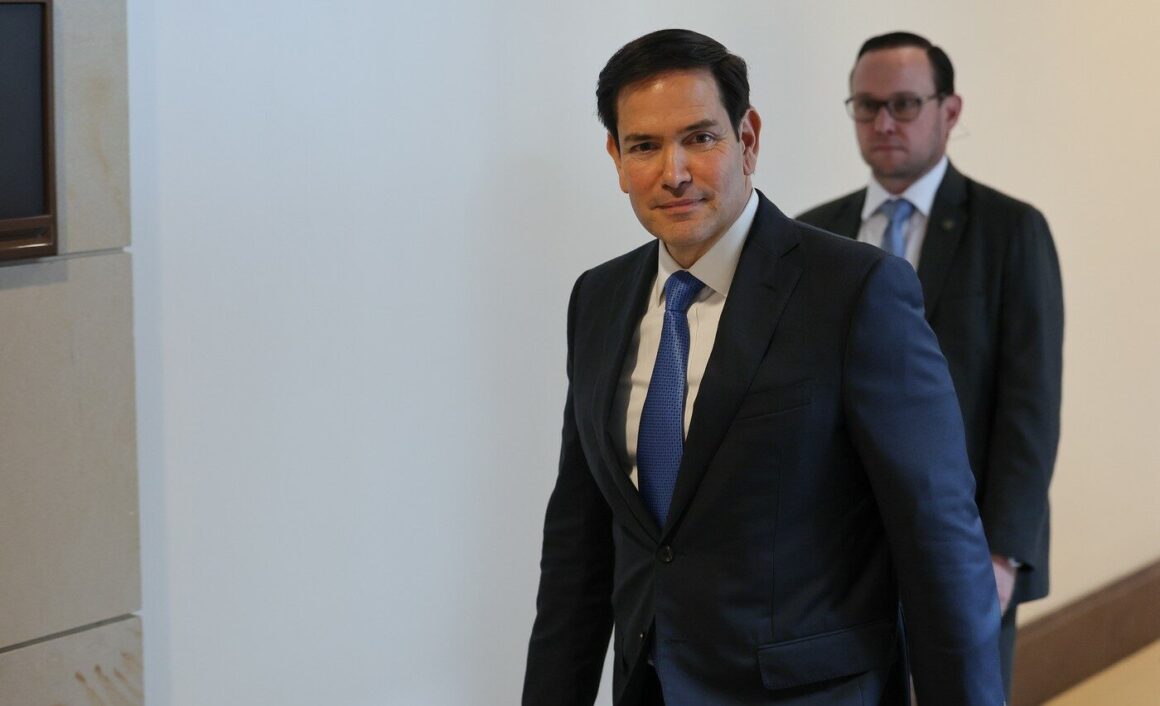profimedia-1015224502-e1751019138508.jpg Marco Rubio discută cu premierul pakistanez despre situația din Orientul Mijlociu/ Washingtonul și Islamabadul sprijină menținerea păcii