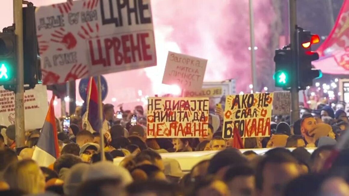 proteste-serbia.jpg Protest masiv în Serbia. Peste 140.000 de oameni au cerut alegeri anticipate / Vucic acuză „puteri străine” în spatele demonstrației