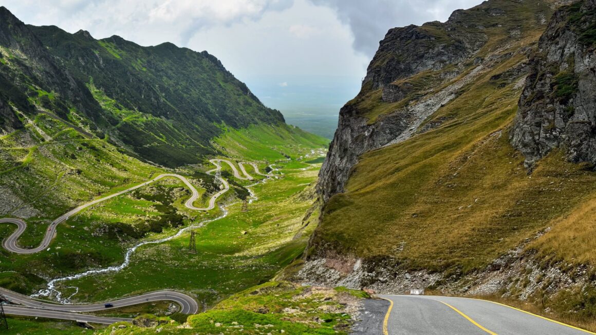 transalpina-sau-transfagarasan.jpg Transalpina se redeschide azi cu circulație limitată