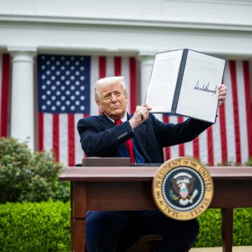 trump-tariffs.jpg Trump anunță că „ar putea” prelungi termenul de 8 iulie pentru tarife