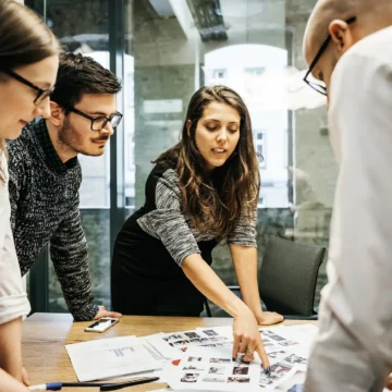working-women-26.webp.webp Femeile Gen Z câștigă mai mult decât bărbații la începutul carierei