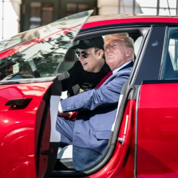 250605-donald-trump-elon-musk-vl-328p-45661d.webp.webp Cererea pentru Tesla se prăbușește în Europa