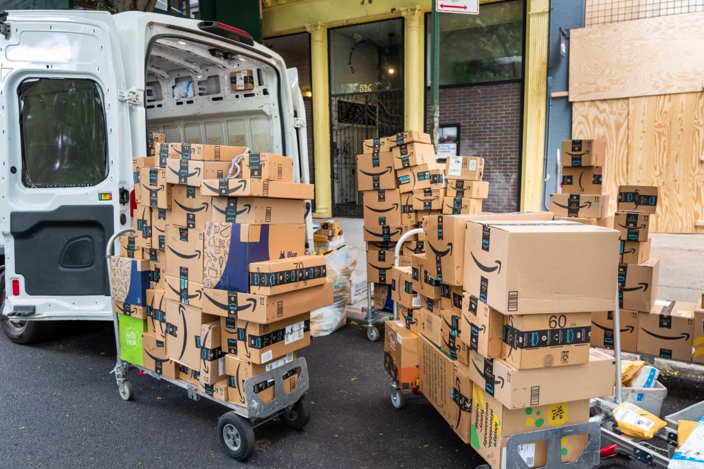 Amazon-1024x683.webp.webp O femeie din California a primit sute de colete fără să comande. Adresa ei a fost folosită de un vânzător din China pentru retur