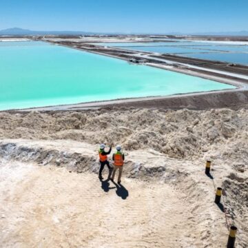 În Chile, litiul care alimentează mașinile electrice usucă Atacama