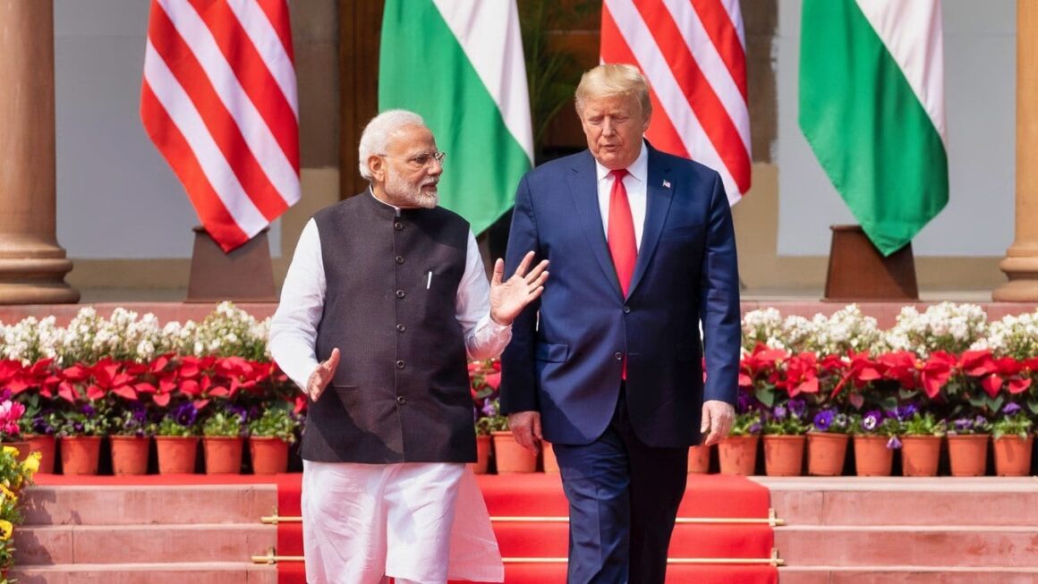 modi-trump.jpg Trump impune Indiei tarife de 25% plus „penalități” pentru comerțul cu Rusia