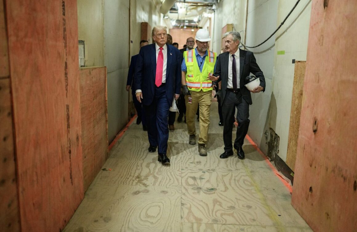 profimedia-1025431845.jpg Trump s-a întâlnit cu Powell și a criticat lucrările costisitoare de renovare a sediului Fed /„Aș vrea să reducă dobânzile”