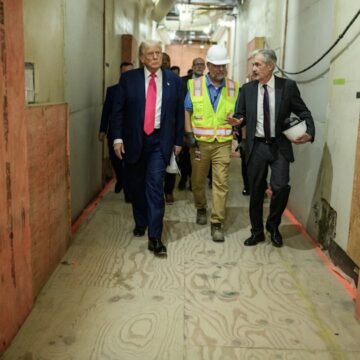 profimedia-1025431845.jpg Trump s-a întâlnit cu Powell și a criticat lucrările costisitoare de renovare a sediului Fed /„Aș vrea să reducă dobânzile”