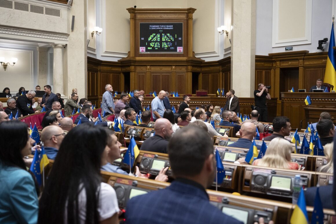 profimedia-1026936151.jpg Parlamentul Ucrainei a ADOPTAT legea care conferă independență instituțiilor anticorupție. Actul normativ, promulgat imediat de Volodimir Zelenski