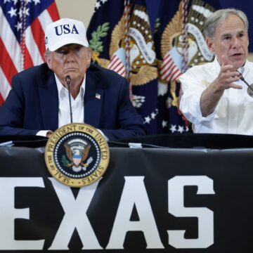 Donald Trump a vizitat zona devastată de inundații