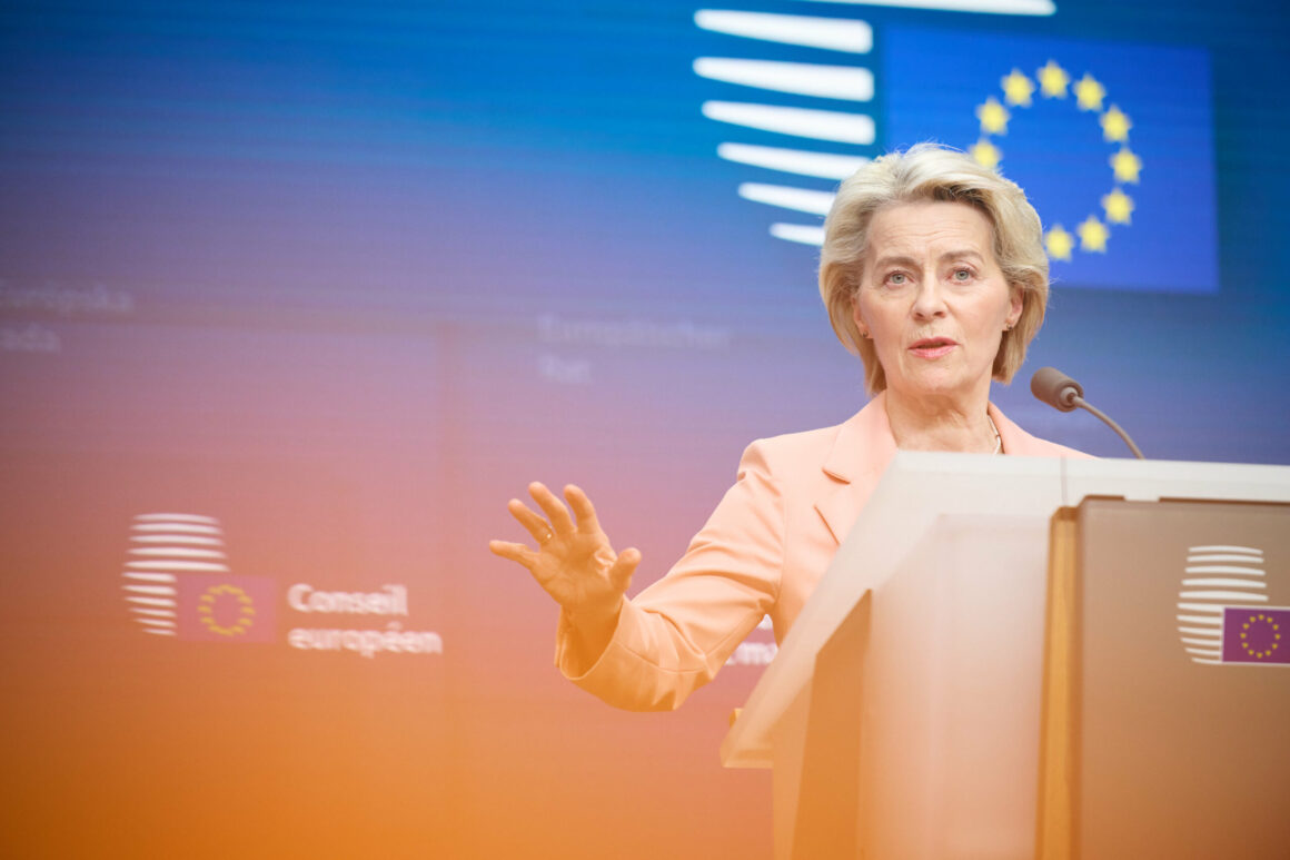 ursula-ce-p063474-478519-scaled.jpg Ursula von der Leyen participă, în premieră în ultimii 11 ani, la dezbaterea moțiunii de cenzură, iniţiată de europarlamentarul AUR Gheorghe Piperea