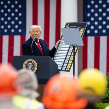 TARIFE.jpg Casa Albă prezintă noile tarife ale lui Trump. Toate țările sunt vizate
